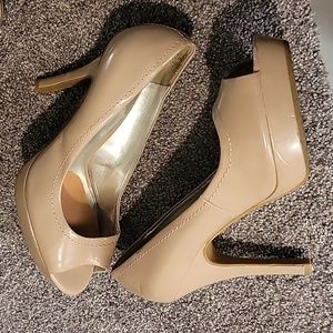 Peep toe shiny tan heels Candie's